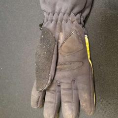 Guanto noir et jaune, come riportato da TCL utilizzando iLost