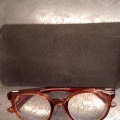 Puzdro na okuliare s okuliarmi, ako bolo nahlásené Rotterdam The Hague Airport pomocou iLost