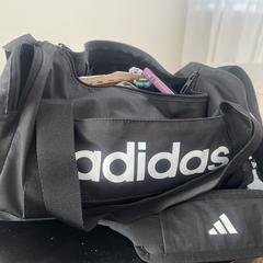Zwarte Adidas tas, segons s'ha informat a iLost
