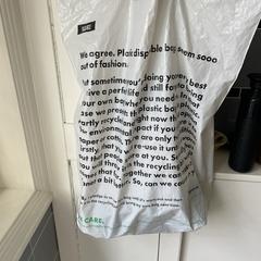 Plastic tas met schoenen, iLost에 보고됨