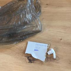 One headphone, come riportato da MEININGER Hotel Köln West utilizzando iLost