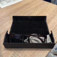 Glasses case with glasses, as reported by Van der Valk Hotel Apeldoorn - De Cantharel using iLost