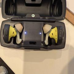Earphones, gemeldet von Inntel Hotels Utrecht Centre über iLost