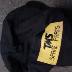 Kleding - pet zwart, segons ha informat Centraal magazijn mitjançant iLost