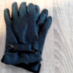 Luvas Zwart leer, como reportado por EBS Tramplein utilizando o iLost