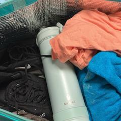 Klær, Sko, Vannflaske & Håndkle, som rapportert av Sheraton Brussels Airport Hotel ved bruk av iLost