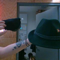 Hoed & Handschoenen black, zoals gemeld door MEININGER Hotel Innsbruck Zentrum met iLost