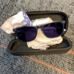 Sunglasses Blauw, as reported by Connexxion Amstelland-Meerlanden Schiphol Zuid using iLost