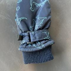 Kesztyű donkerblauw met Dino’s, amint azt Burgers' Zoo az iLost segítségével jelentette.