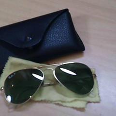 Gafas de sol montuur goud, glazen groen, merk Ray-Ban, segundo informou Het Spoorwegmuseum usando iLost