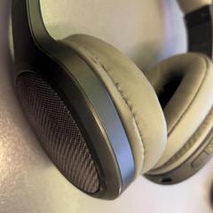 Auriculares, ha sido reportado por Eindhoven Airport con iLost
