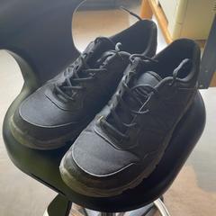 Sneaker Black, como reportado por MEININGER Hotel Berlin East Side Gallary utilizando o iLost