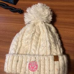 Muts Witte kleur, met pompom, amint azt Pathé Rembrandt Utrecht az iLost segítségével jelentette.