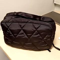 Bolsa, ha sido reportado por Mövenpick Hotel Amsterdam City Centre con iLost