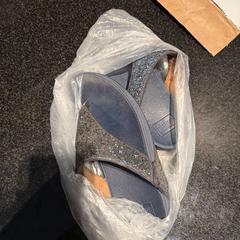 Sandali blauw paars met glitters, come riportato da Hotel Van der Valk Harderwijk op de Veluwe utilizzando iLost