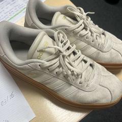 Cipő addidas, amint azt DoubleTree by Hilton Rotterdam Centre az iLost segítségével jelentette.