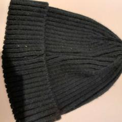 قبعة صغيرة noir، كما تم الإبلاغ عنه بواسطة TCL عبر iLost