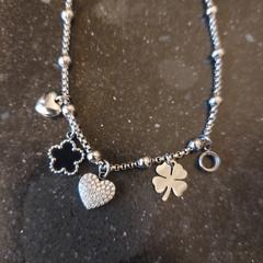 Ketting met bedels, som rapporterats till iLost