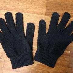 Guants zwart (wol of katoen), segons ha informat Universiteitsbibliotheek Universiteitskwartier mitjançant iLost