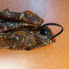 Ombrello pieghevole marron, come riportato da TCL utilizzando iLost