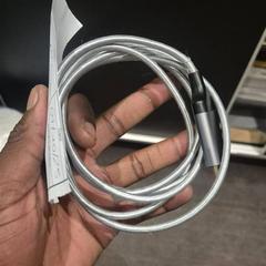 Elektronika charger grey, jak nahlášeno The Dominican pomocí iLost