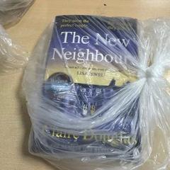 Kniha blauw boek titel : the new neighbours, ako bolo nahlásené DoubleTree by Hilton Rotterdam Centre pomocou iLost