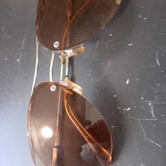 İLost kullanarak Qbuzz servicepunt  Emmen tarafından bildirildiği gibi Güneş gözlüğü