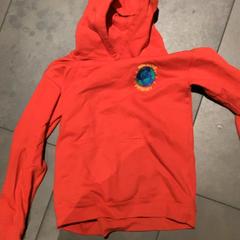 Hoodie Kid, red, wingrove primary, zoals gemeld door MEININGER Hotel Amsterdam City West met iLost