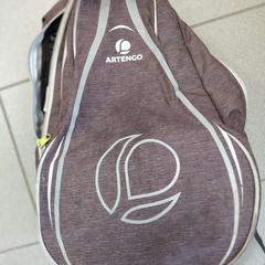 حقائب الظهر والحقائب النهارية bruin Artengo، كما تم الإبلاغ عنه بواسطة Regio Oost-Vlaanderen عبر iLost