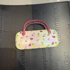 Zonnebril en koker, jak zgłoszono do iLost