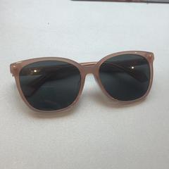 Gafas de sol, segundo informou Madurodam usando iLost