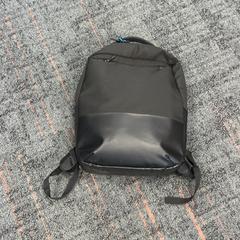 バックパック がiLostで Connexxion Amstelland-Meerlanden Schiphol Noord によって報告されました