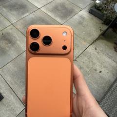 Oranje Iphone 17, gerapporteerd met iLost