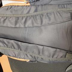 Borsa bleu marine, come riportato da TCL utilizzando iLost