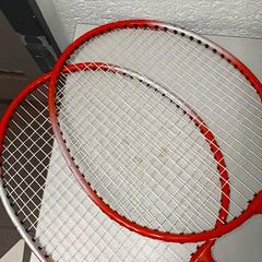 Különböző - tennisrackets, amint azt Regio Antwerpen - Brussel az iLost segítségével jelentette.
