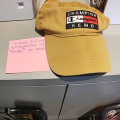 Champion kemd okergele per, zoals gemeld door Bibliotheek Neude (Utrecht) met iLost