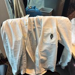 T shirt witte blouse met beren icoontje, ha sido reportado por Haven Hotel Rotterdam con iLost