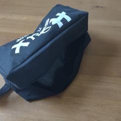 zwarte voetbalschoenen in HOUX-tasje, iLost에 보고됨