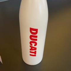 Botella de agua wasse, ha sido reportado por MEININGER Hotel Dresden Zentrum con iLost