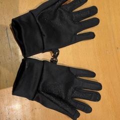 Handschoenen BRKLN, amint azt Pathé Ede az iLost segítségével jelentette.