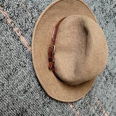 Hat Groen bruin, as reported by Connexxion Haarlem IJmond using iLost