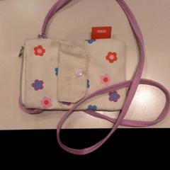 Bossa Wit met bloemetjes, segons ha informat LUMC mitjançant iLost