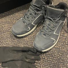 Cipő, amint azt Van der Valk Hotel Utrecht az iLost segítségével jelentette.