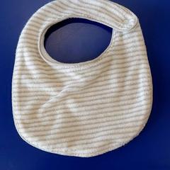 Bavoir bebe Blanc et beige obaïbi, como reportado por IKEA Rennes - Pacé utilizando o iLost