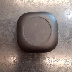 Draadloze oortjes in houder, ha sido reportado por Rotterdam The Hague Airport con iLost