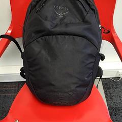 Mochila Zwart merk Osprey, ha sido reportado por Connexxion Haarlem AML con iLost