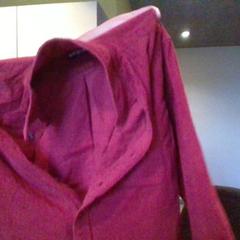 Camicia rouge uniqlo, come riportato da MEININGER Hotel Lyon Centre Berthelot utilizzando iLost