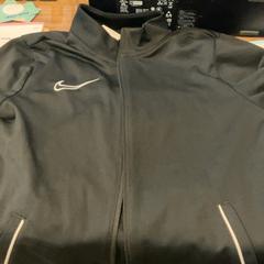 Giacca, come riportato da MEININGER Hotel Marseille Centre la Joliette utilizzando iLost