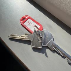2 sleutels aan een rood label, iLost에 보고됨