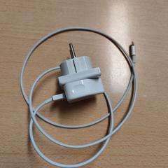 Charger Regular white with adaptator, as reported by The Dominican using iLost